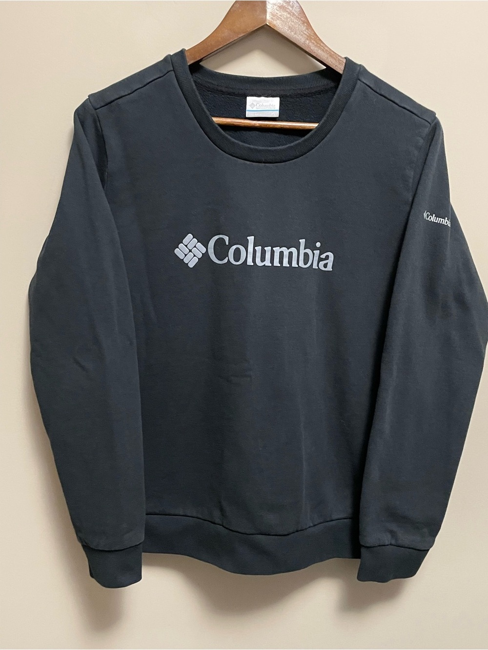 Columbia Black Crewneck with Gray Logo Women’s XL Fits Size L